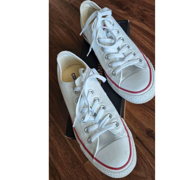 IN BOX - WOMEN Size 7 UNISEX 5 Chuck Taylor All Star Canvas WHITE - Picture 1 of 5